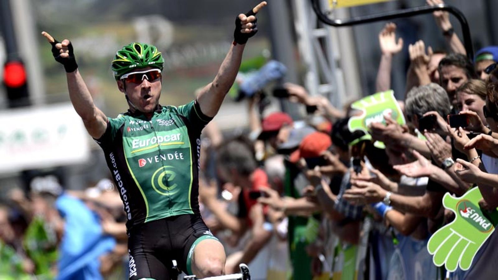 El francés Thomas Voeckler (Europcar) fue el más rápido en un esprint entre cuatro corredores y se impuso por delante del español José Herrada (Movistar) en la sexta etapa del Dauphiné disputada entre La Lechere y Grenoble, de 141,5 kilómetros, en la