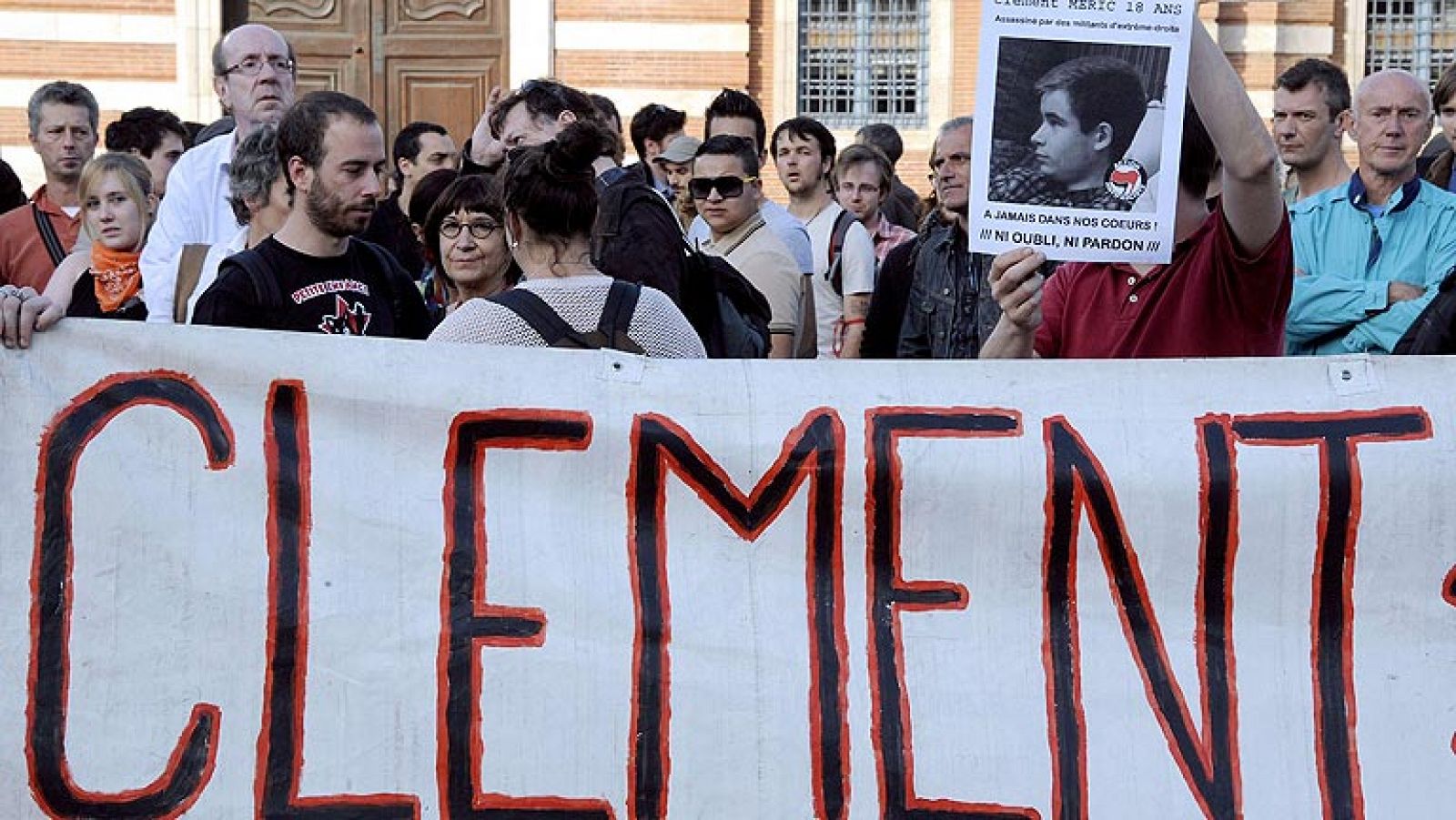  La policía francesa ha detenido a un joven ultraderechista francoespañol como principal sospechoso de la muerte de un militante antifascista en París. El detenido asegura que actuó en legítima defensa. En total hay siete detenidos, todos relacionados con redes neonazis