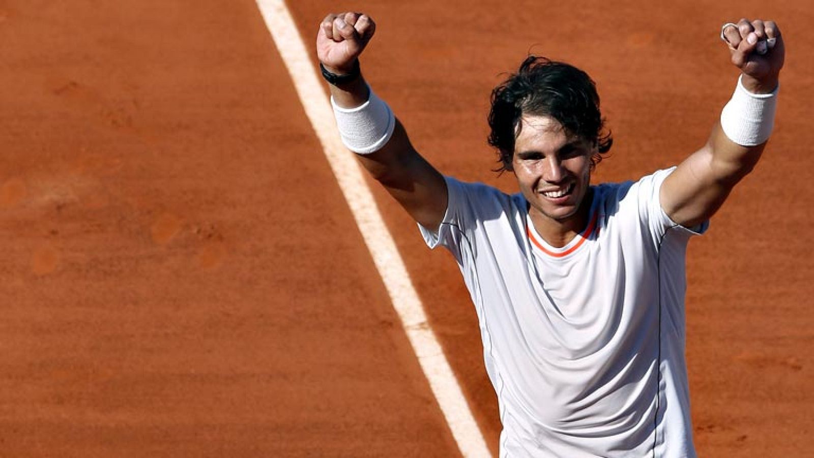El tenista español Rafa Nadal ha charlado con el corresponsal de TVE en París después de ganar a Djokovic y clasificarse para su octava final de Roland Garros. El mallorquín se ha mostrado "muy satisfecho" por la actitud que ha tenido en el quinto y