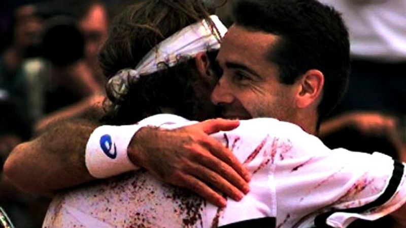 Habrá final española en Roland Garros, entre Rafael Nadal, que al término de un partido épico acabó con el serbio Novak Djokovic, número uno del mundo, y David Ferrer, que apenas dio opciones al ídolo local, el francés Jo-Wilfried Tsonga. Será la cua