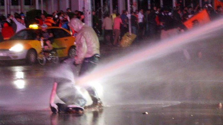 Los antidisturbios cargan con gases lacrimógenos y agua a presión en Ankara