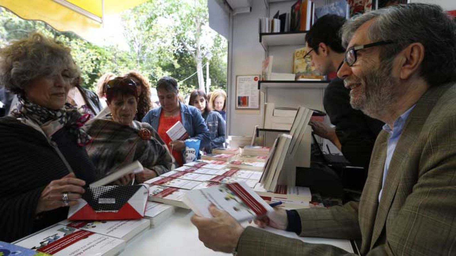 Centenares de lectores se citan con Muñoz Molina en la Feria del Libro