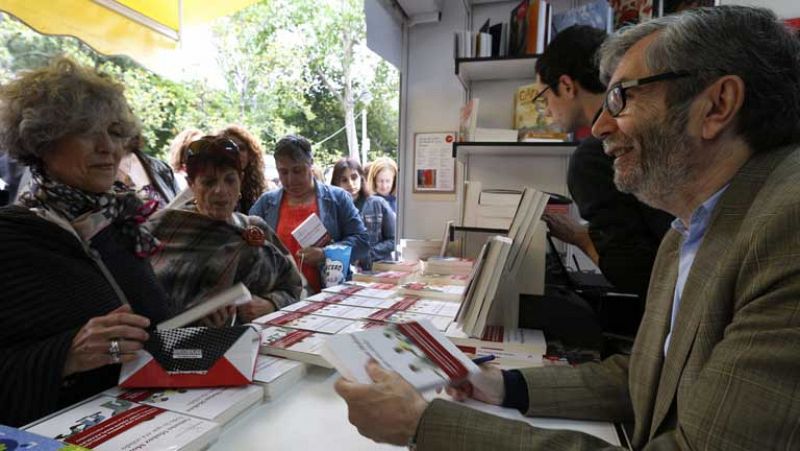 Centenares de lectores se citan con Muñoz Molina en la Feria del Libro