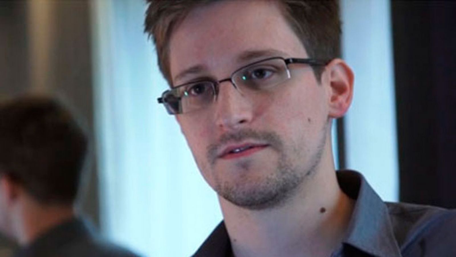 Informativo 24h: Edward Snowden, extécnico de la CIA, se responsabiliza de las filtraciones de espionaje en EE.UU. | RTVE Play