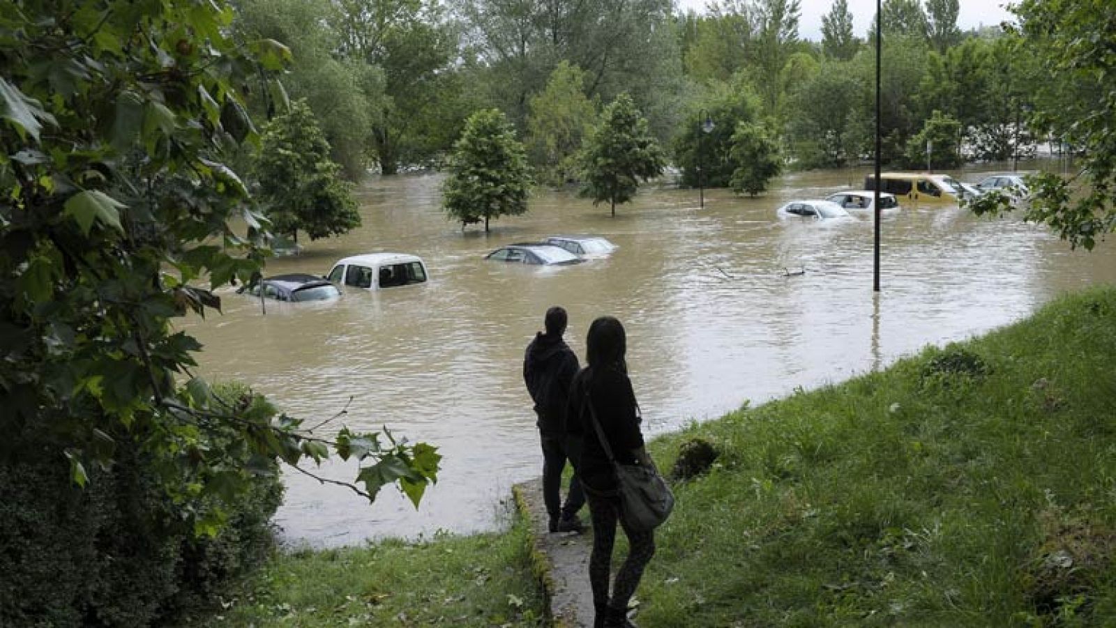 Telediario 1: Las fuertes lluvias inundan algunas localidades navarras y 25 personas tienen que ser evacuadas | RTVE Play