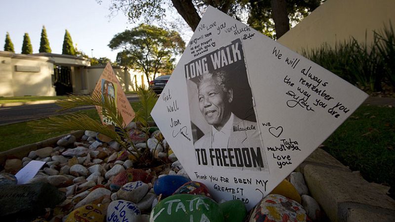 Mandela sigue hospitalizado en estado "grave pero estable"