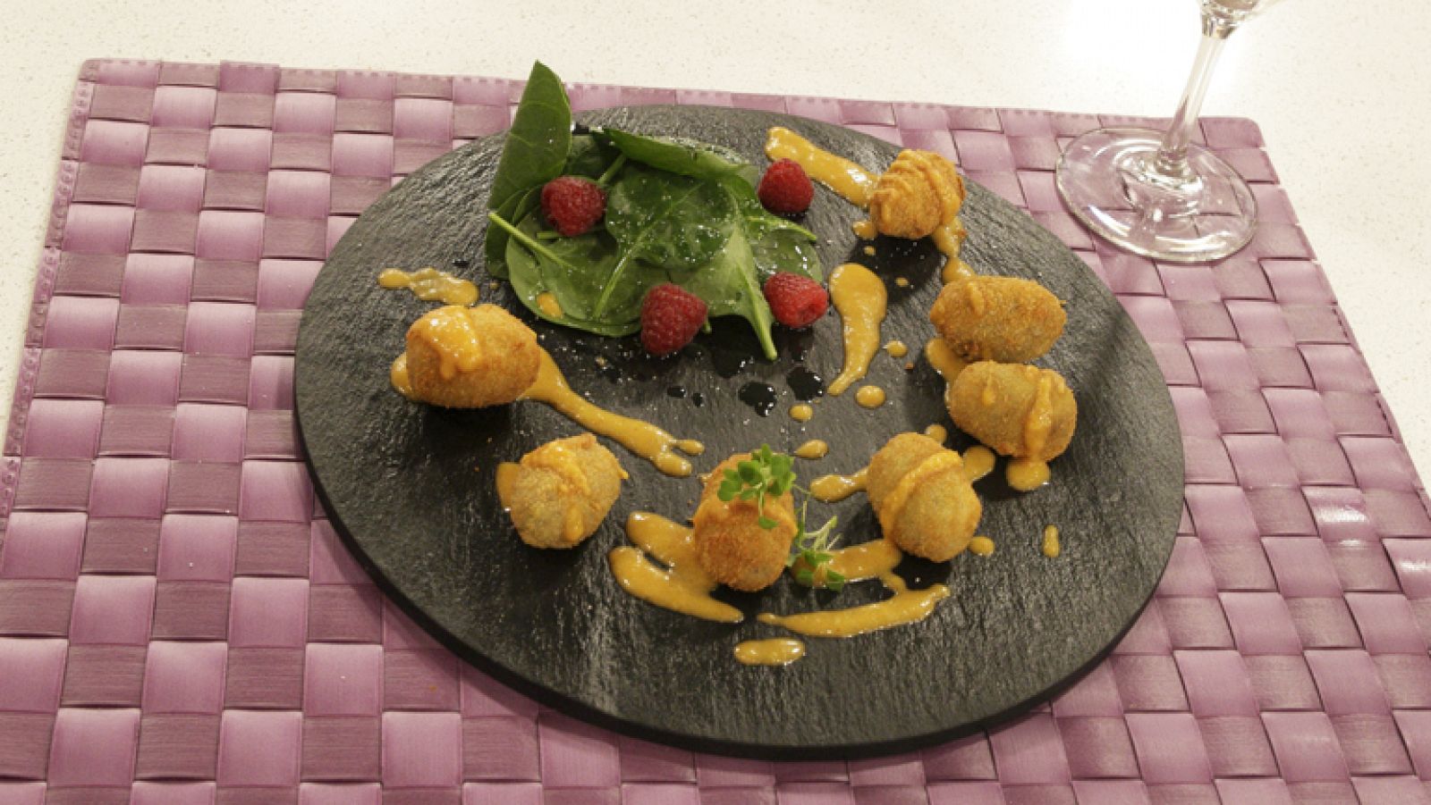  Saber Cocinar - Croquetas de morcilla y piñones con salsa brava 