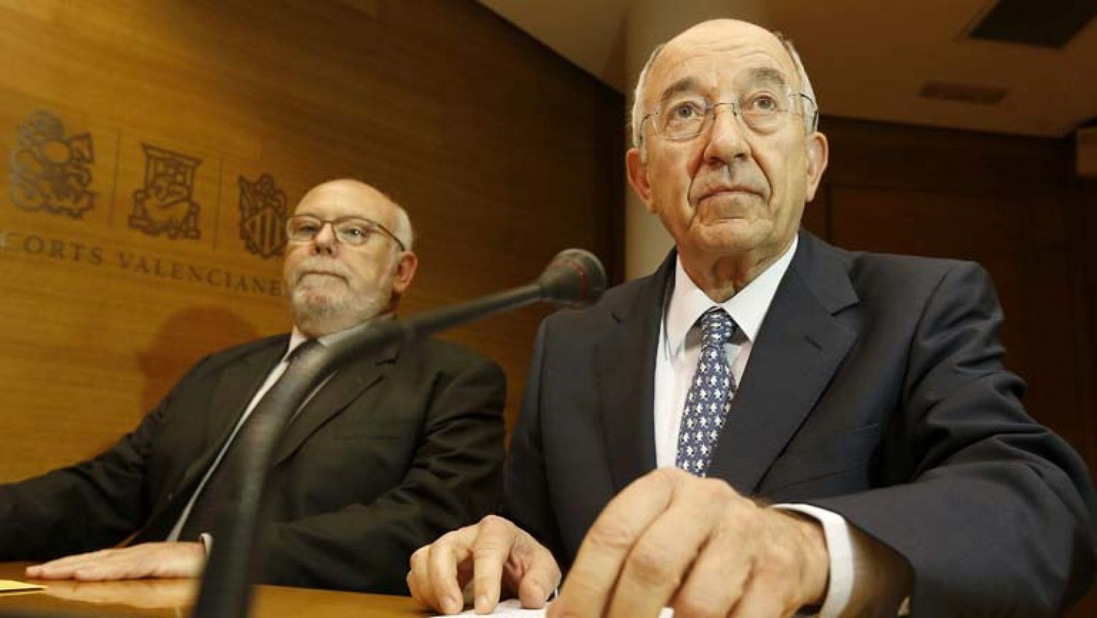 El exgobernador del Banco de España comparece ante las Cortes Valencianas que investigan la intervención de la CAM