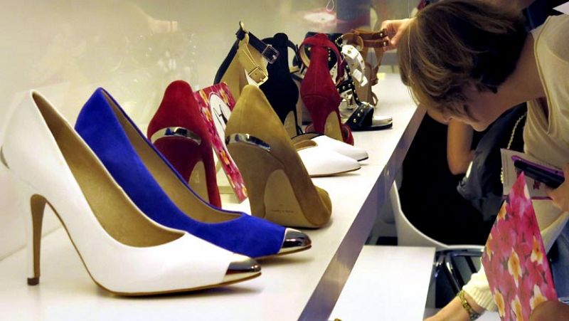 Las tiendas españolas de ropa y zapatos facturaron en 2012 lo mismo que hace 20 años