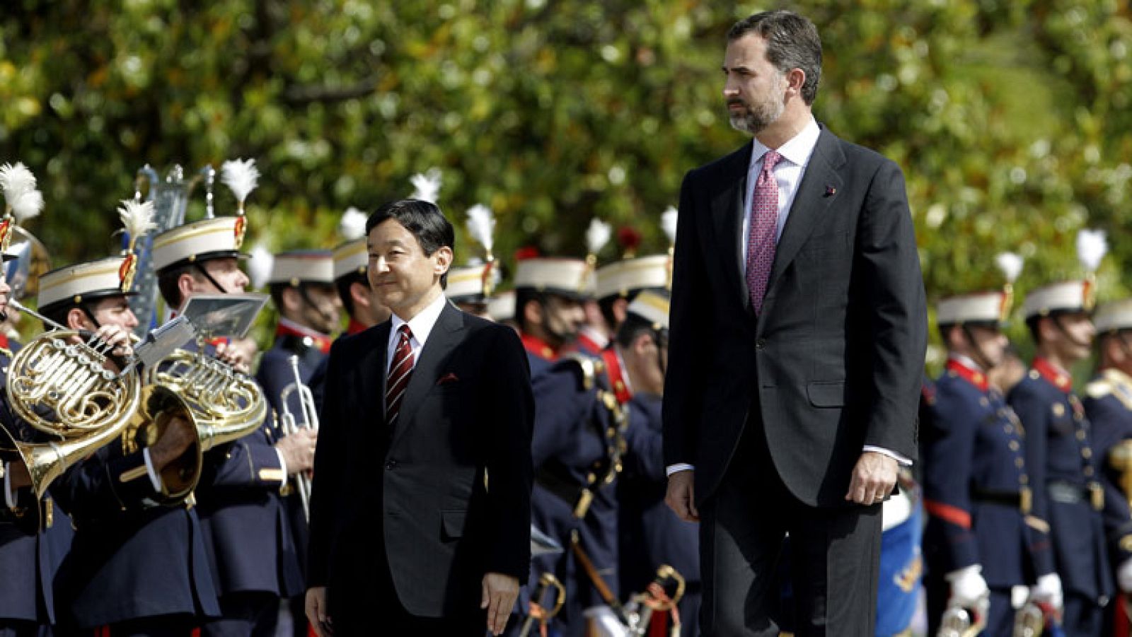 El príncipe Felipe recibe al príncipe Naruhito con honores militares en El Pardo | Ver