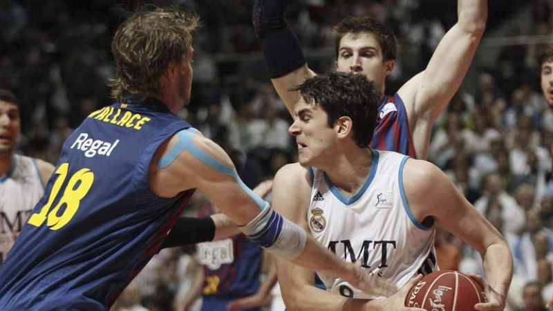 24 horas después de la acción más polémica del primer partido, los jugadores del Barcelona Regal, quieren pasar página. Los azulgrana se han entrenado esta tarde, por la mañana lo ha hecho el Real Madrid. Uno de los protagonistas de la polémica nos a