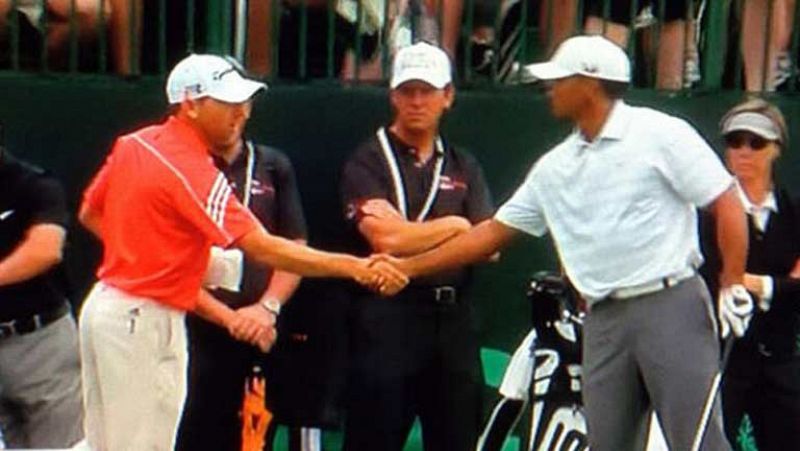 El golfista español Sergio García y el estadounidense Tiger Woods  han hecho un intento por suavizar la polémica que envuelve a su  relación, protagonizando un breve intercambio de saludos en el campo  de prácticas del Merion Golf Club, en  Pennsylv 