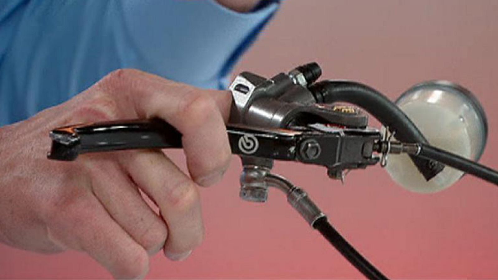 El periodista de TVE Marc Martín y sus invitados en Teledeporte analizan los componentes mecánicos del Mundial de Superbikes.