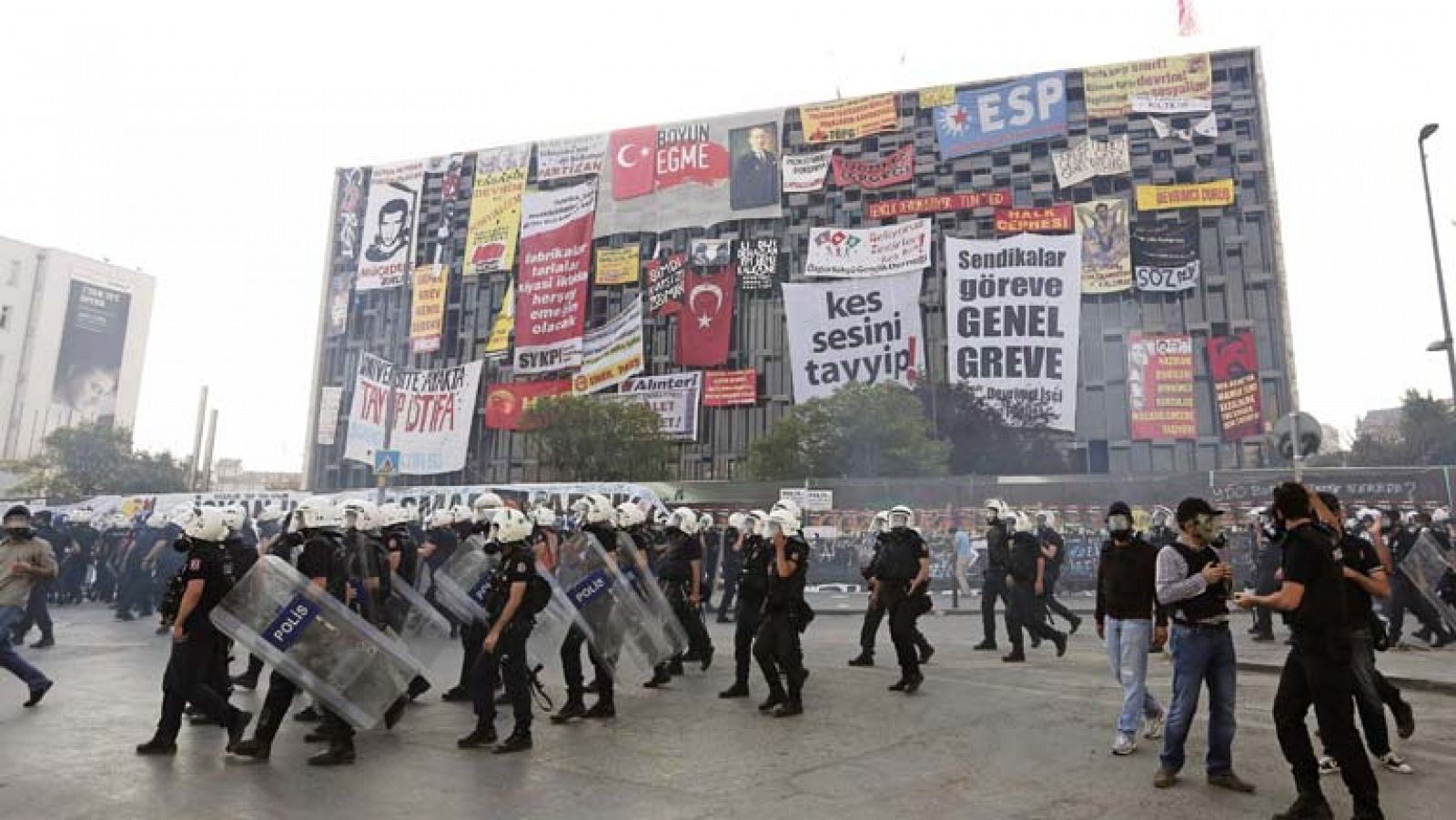 En Turquía la policía desaloja la plaza Taksim 
