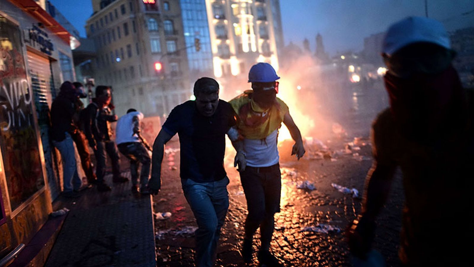  La policía turca se había retirado de la plaza Taksim poco antes de las 6 de la tarde, hora a la que había sido convocada una nueva concentración. Tan solo solo una hora después, la policía ha vuelto a cargar con pelotas de goma y gases lacrimógenos para desalojar la plaza de nuevo. 