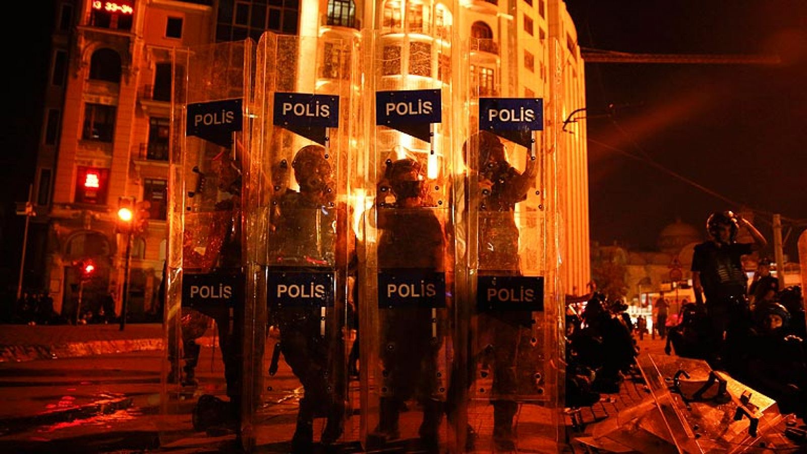 Telediario 1: Noche de enfrentamientos en Turquía | RTVE Play