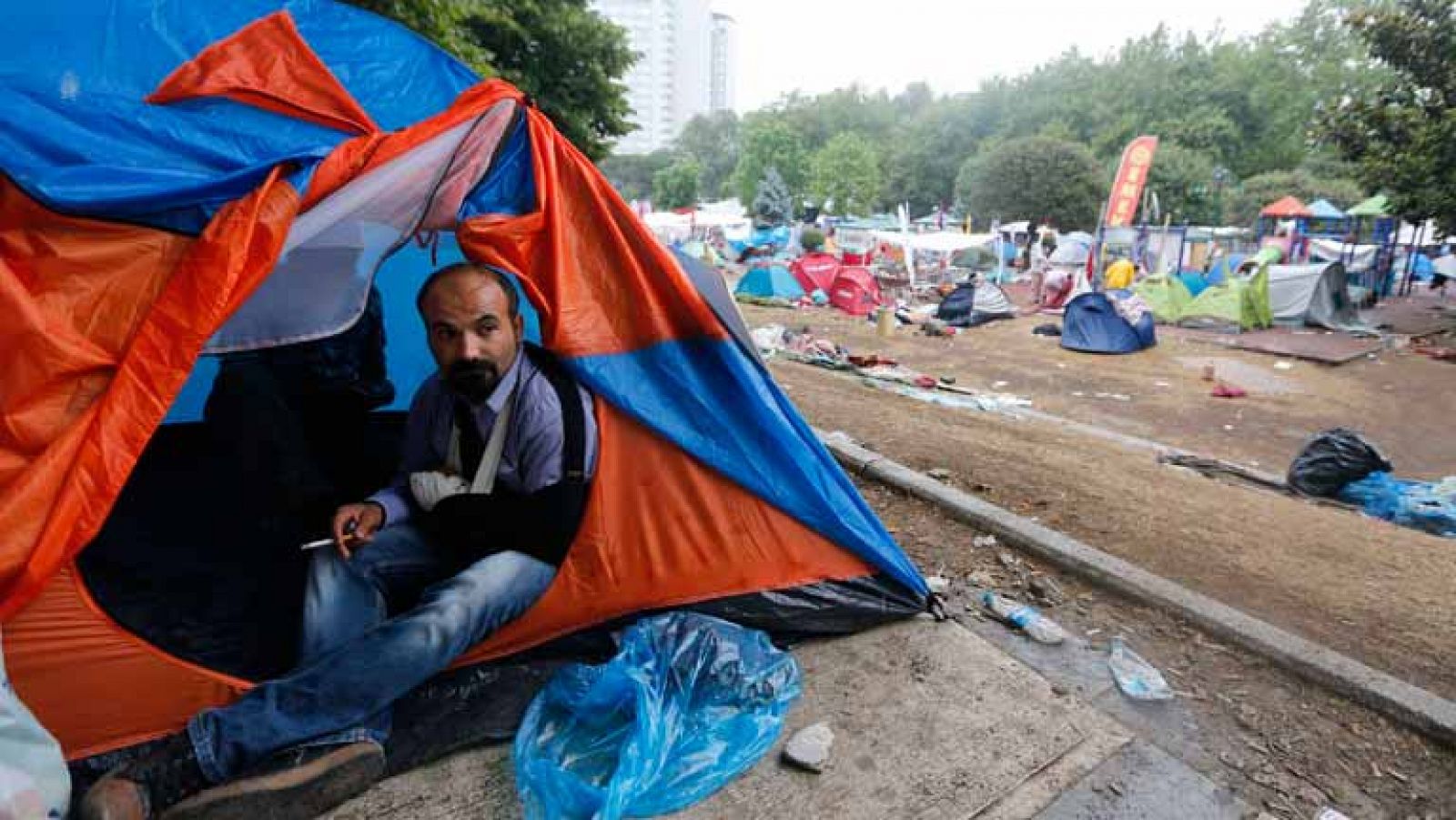La acampada en el parque Gezi de Estambul cumple dos semanas - Informativo 24h | Ver