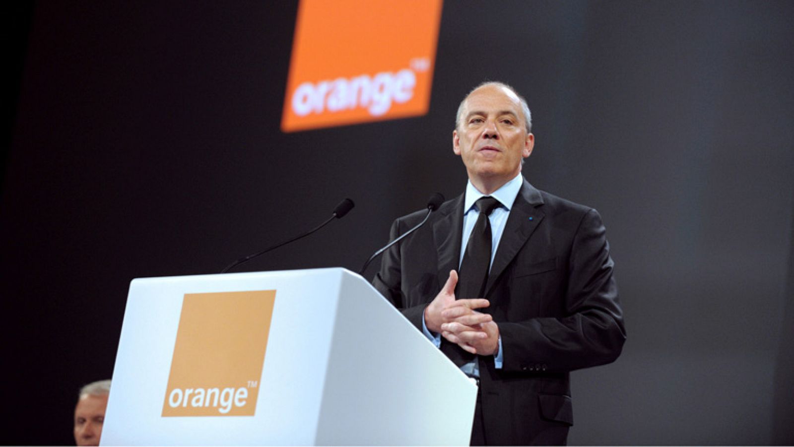 El presidente de Orange imputado por estafa por la indemnización millonaria concedida a Tapie | Ver