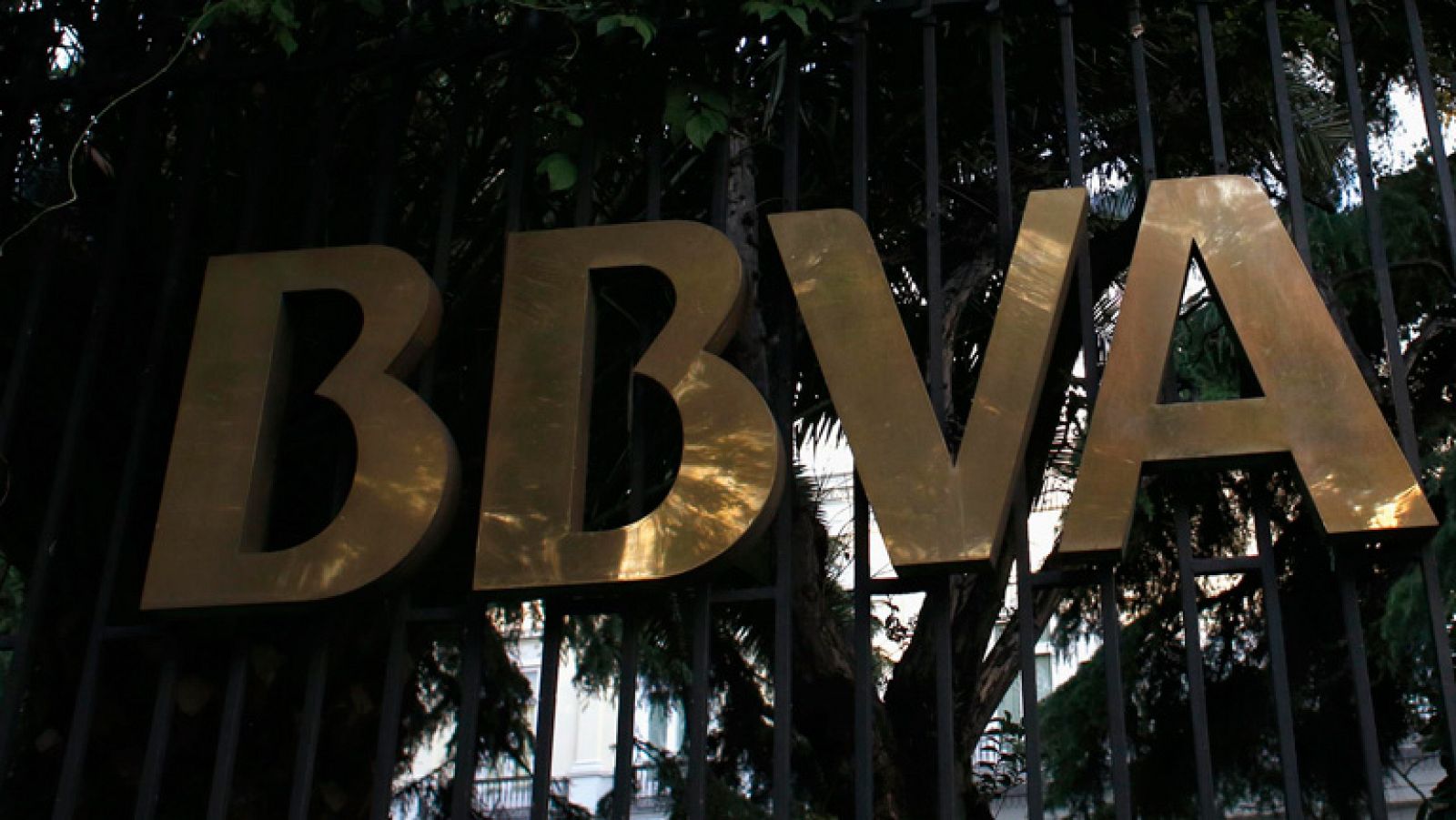 BBVA dejará de aplicar la cláusula suelo a unas 425.000 hipotecas | Ver