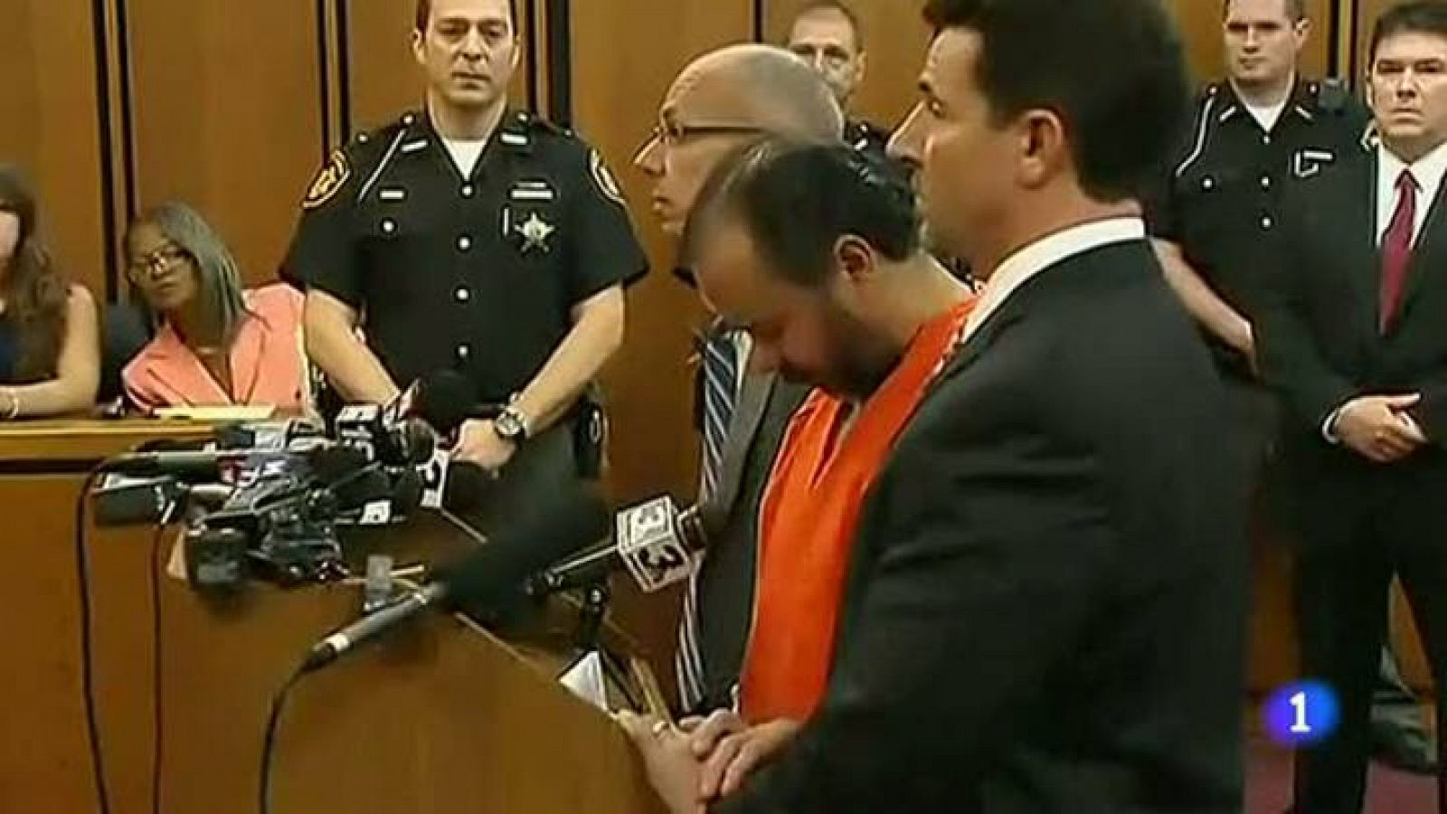  En Estados Unidos, ha vuelto a comparecer ante un tribunal de Cleveland, Ariel Castro, el hombre que, durante una década, mantuvo presuntamente secuestradas a 3 mujeres... Ariel Castro se ha declarado "no culpable" de los 329 cargos de los que le acusa un gran jurado 