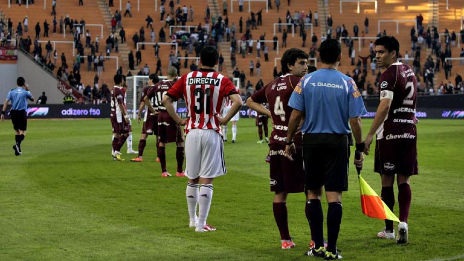 Agresiones a futbolistas y directivos, enfrentamientos armados y hasta una víctima mortal. Es el violento balance de las últimas jornadas del fútbol argentino, dominadas por los barrabravas, los hinchas de los equipos convertidos en auténticas fuerza