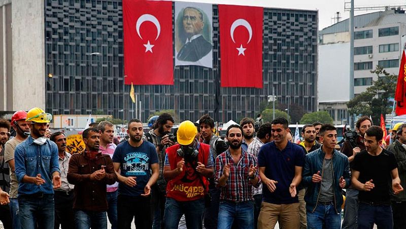 Los activistas turcos acampados en el parque Gezi desconfían de los planes de Erdogan