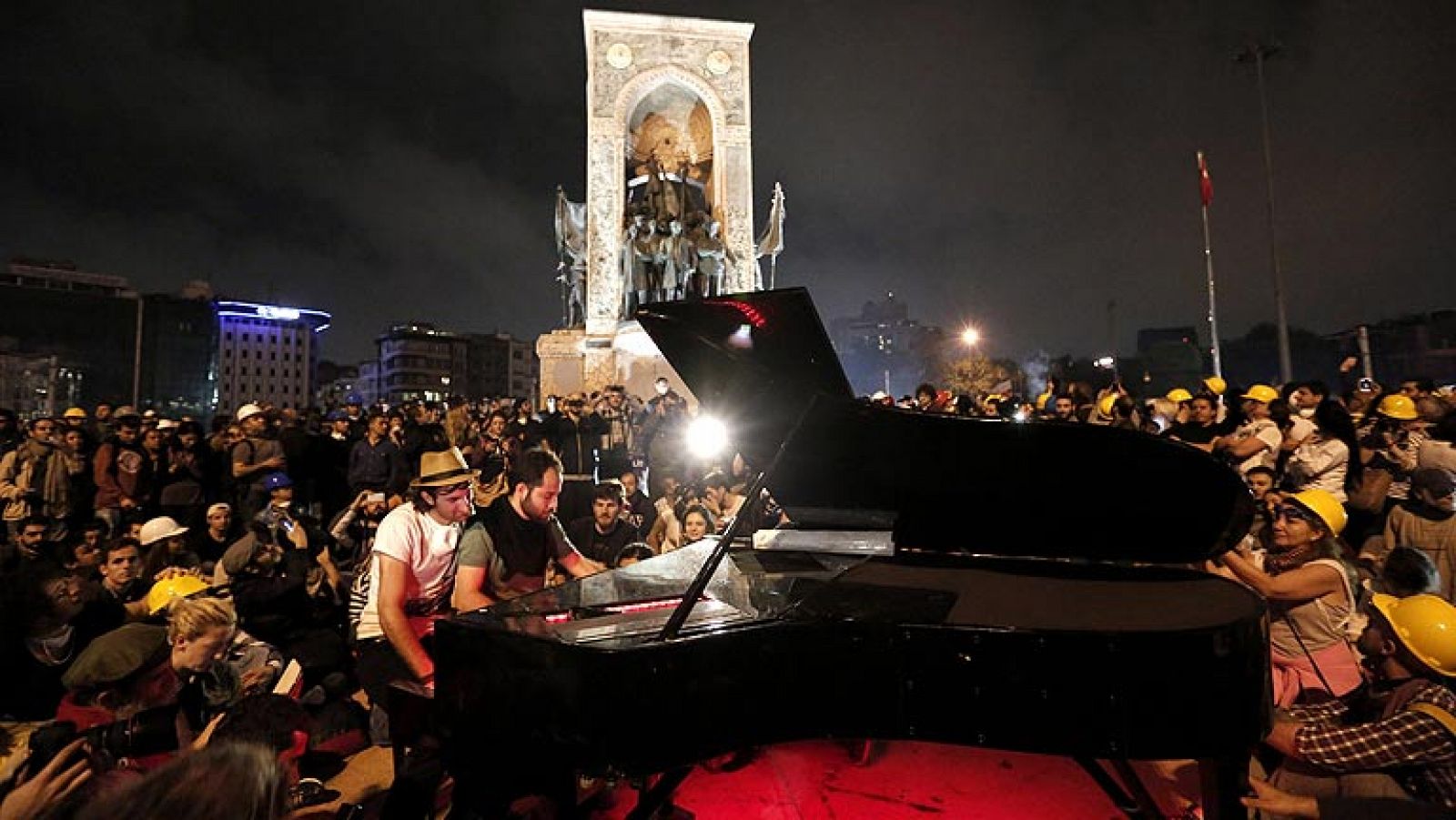 Concierto de los activistas turcos en la plaza Taksim de Estambul