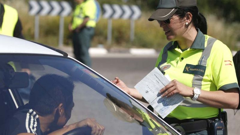 La Guardia Civil multa a más de 4.300 conductores por ir distraídos mientras conducían 
