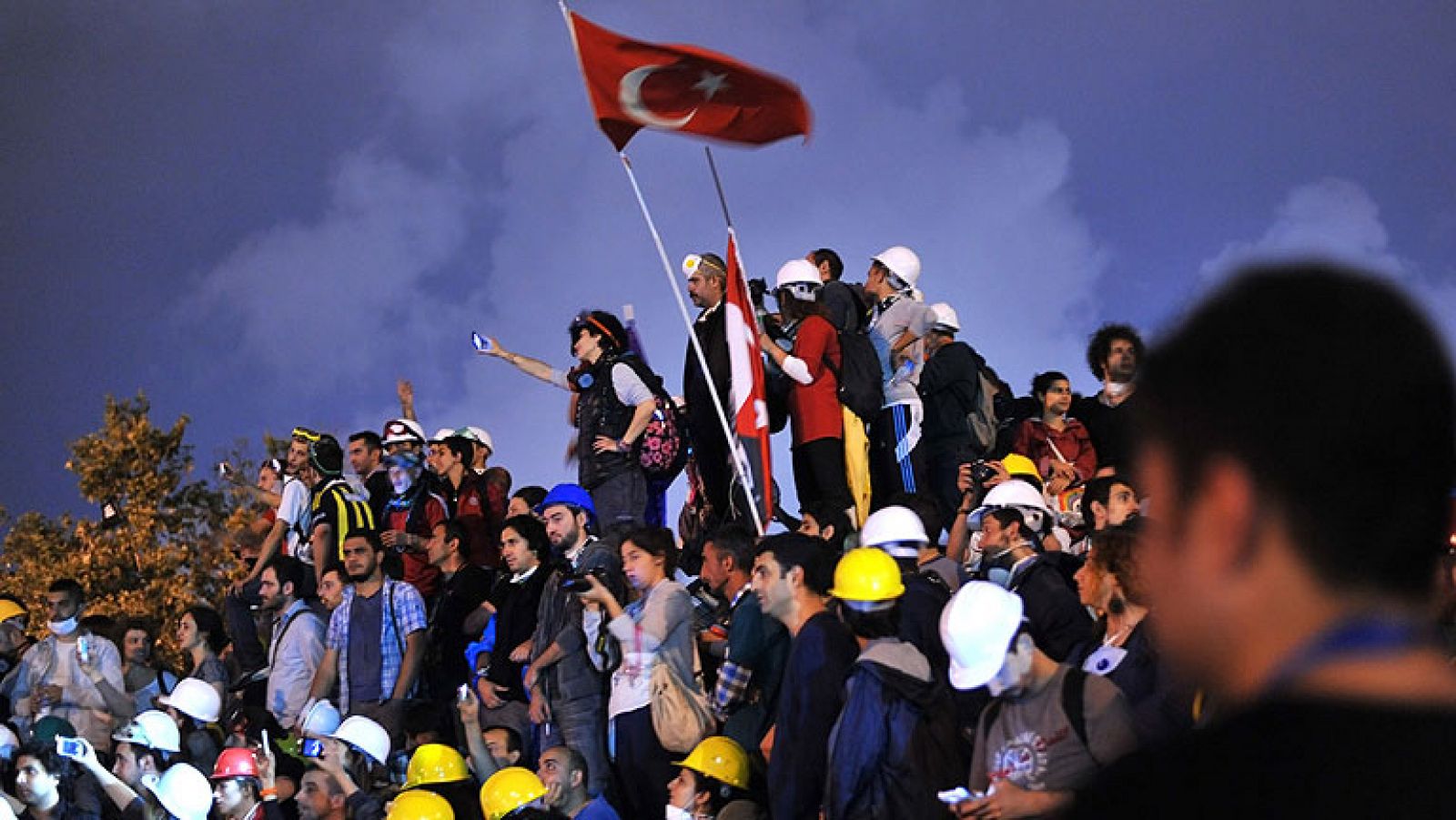  El primer ministro turco advierte a los activistas que desalojen el parque y advierte  que no puede esperara más. Mientras, los acampados en el parque Gezi de Estambul han reaccionado con escepticismo, casi con indiferencia, al doble mensaje de concordia y amenaza enviado por el Gobierno turco en apenas 24 horas para tratar de calmar las protestas que duran ya dos semanas.