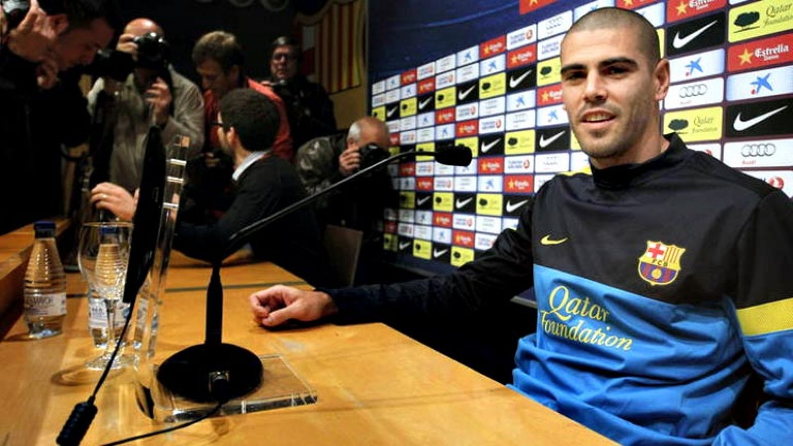 Telediario 1: Rosell anuncia que Víctor Valdés seguirá una temporada más en el FC Barcelona | RTVE Play