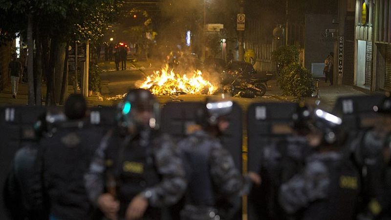 Choques entre Policías y manifestantes en Sao Paulo por la subida del transporte público 