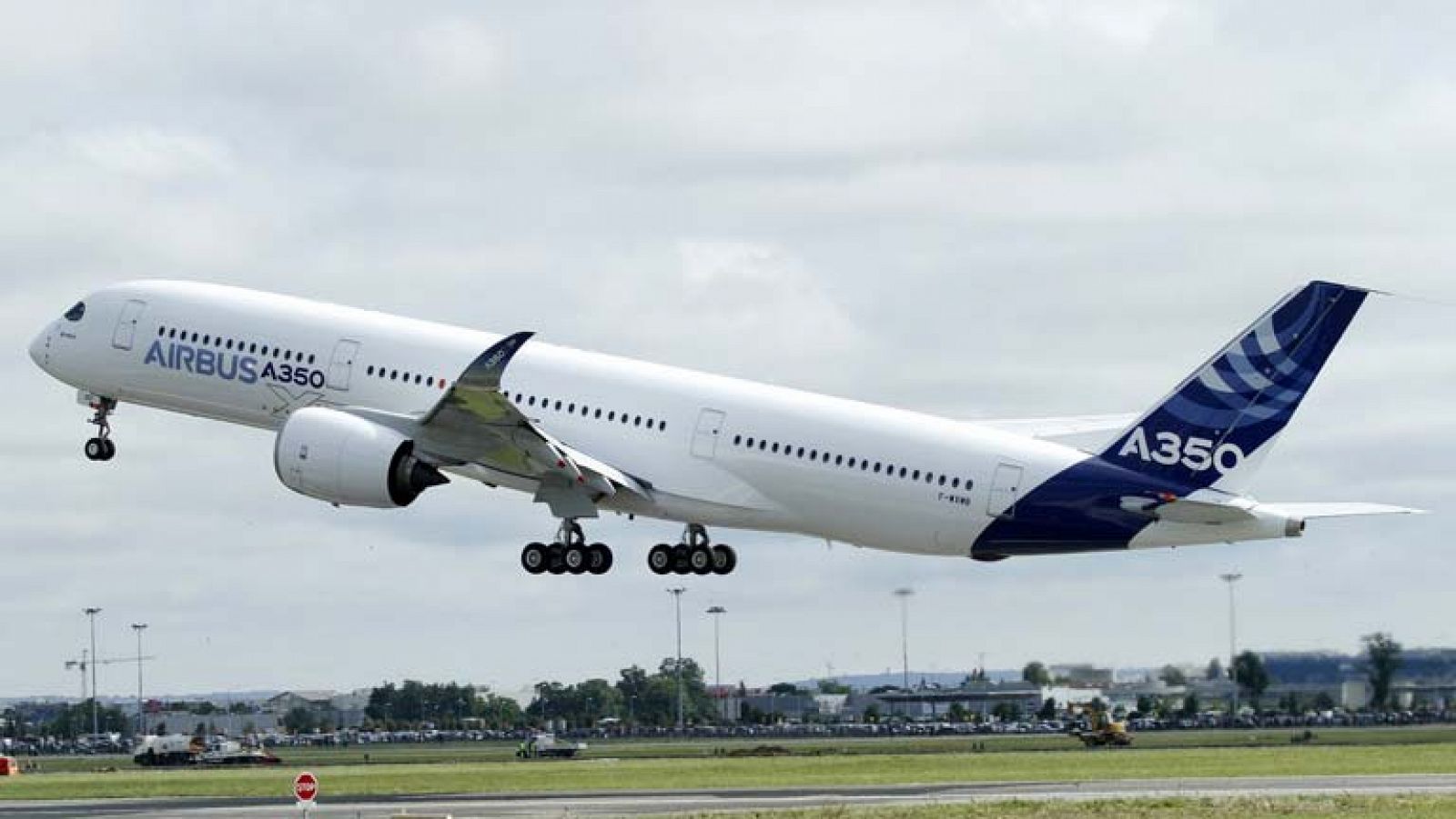 Telediario 1: Primer vuelo del Airbus A350 | RTVE Play