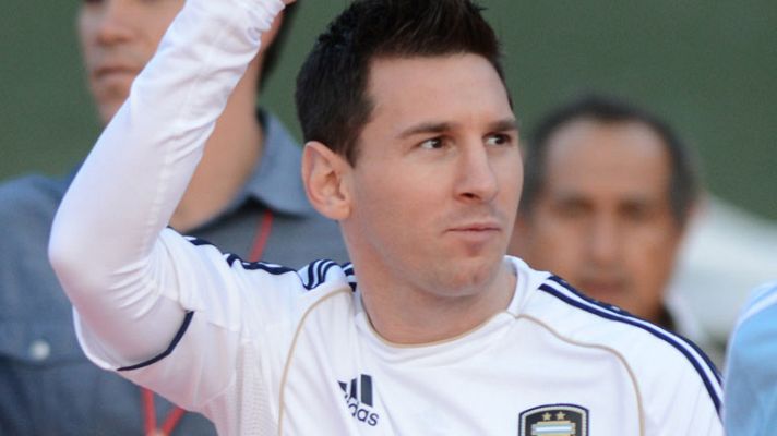 Telediario 1 - Messi intenta olvidar sus penas con la selección argentina