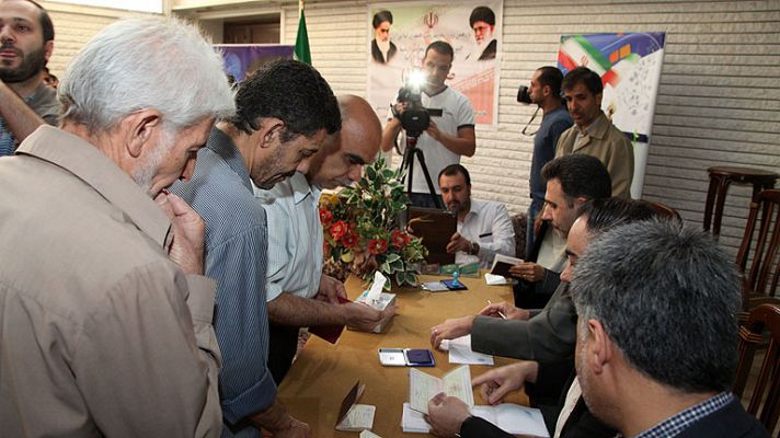 Irán espera los resultados tras la jornada electoral