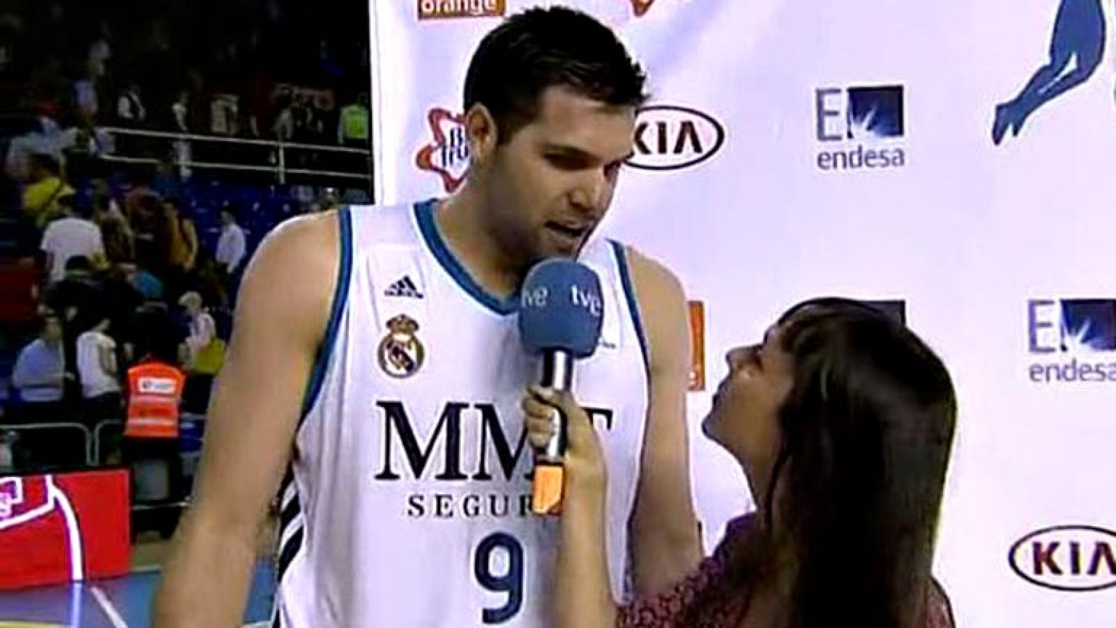 El mejor jugador del tercer partido de la final, Felipe Reyes, atendió a TVE al término del partido. El capitán blanco sabe que será difícil pero su equipo tratará de ganar la final en el Palau.