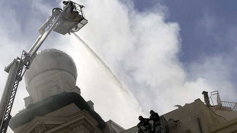Los bomberos de Madrid han logrado extinguir este sábado un aparatoso incendio que se ha producido en la cubierta del teatro Alcázar de Madrid. 