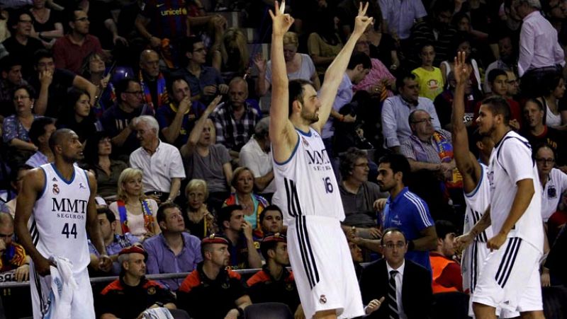 El Real Madrid ha cobrado de nuevo ventaja en la final del  'play-off' de la Liga Endesa al imponerse este viernes en el Palau  Blaugrana al FC Barcelona Regal (72-84) con un partido en el que  estuvieron más sólidos y sobre todo regulares y que, gra