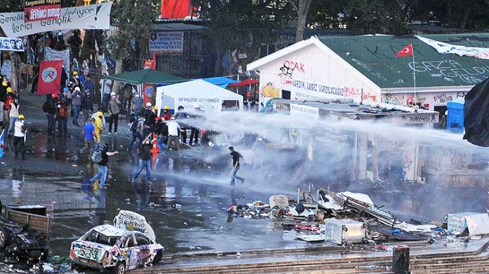 La policía turca desaloja Taksim