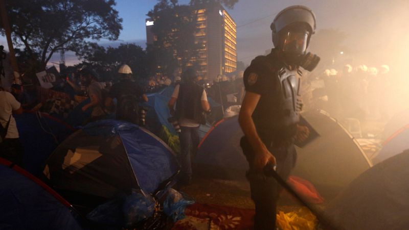 La policía llega a la plaza Taksim con cañones de agua y gases lacrimógenos