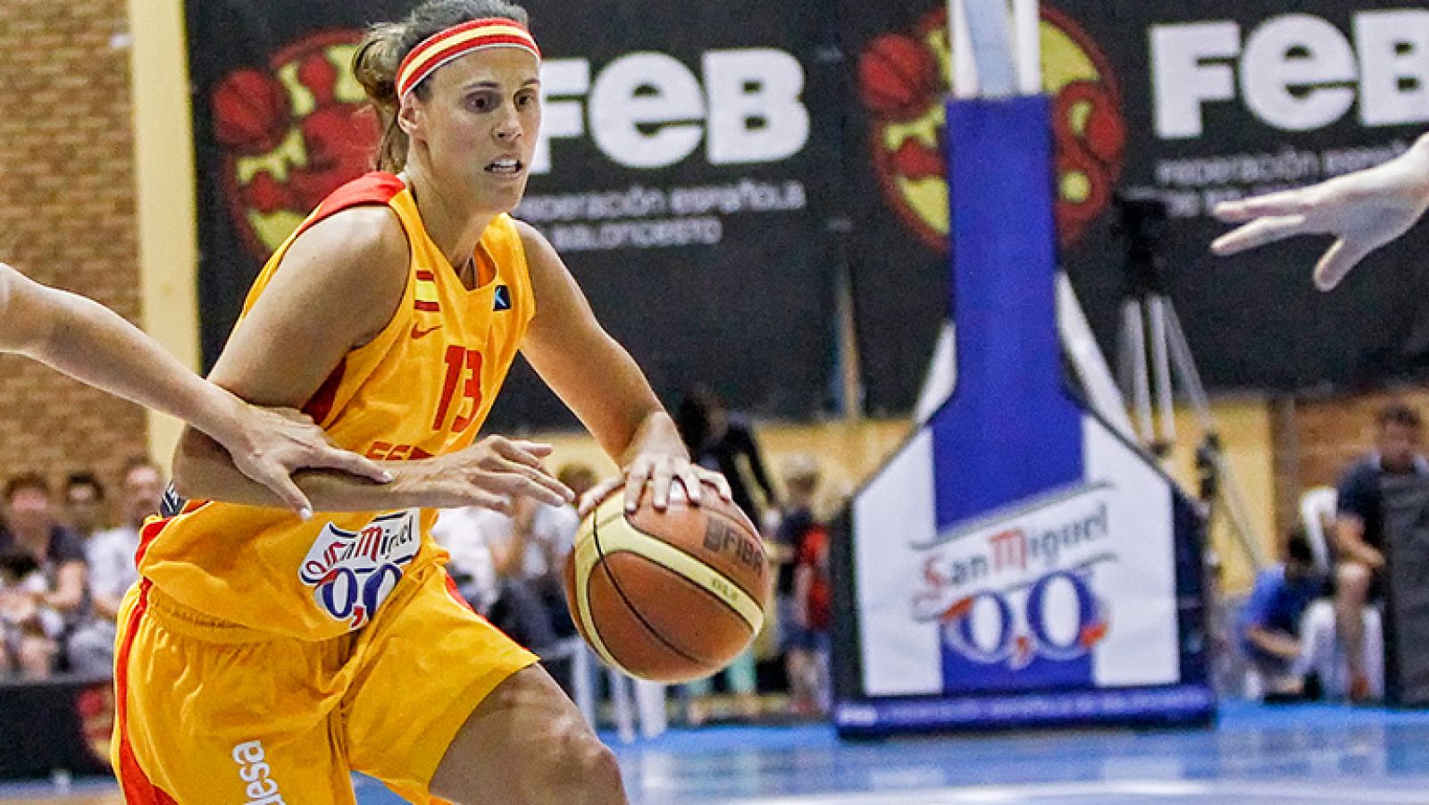 España gana a Rusia en el Europeo de baloncesto femenino