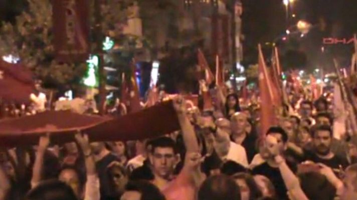 Los manifestantes intentan volver a la plaza Taksim de Estambul tras el desalojo