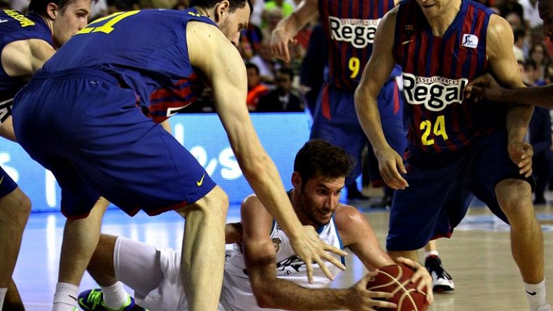 El Barcelona Regal ganó (73-62) hoy al Real Madrid en el cuarto partido de la final de la Liga Endesa y forzó el quinto encuentro de la serie, el miércoles en Madrid.