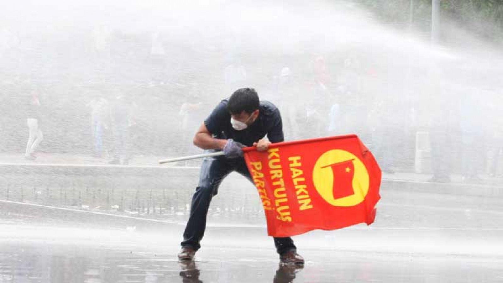 Pulso en las calles de Estambul entre protestantes y policía