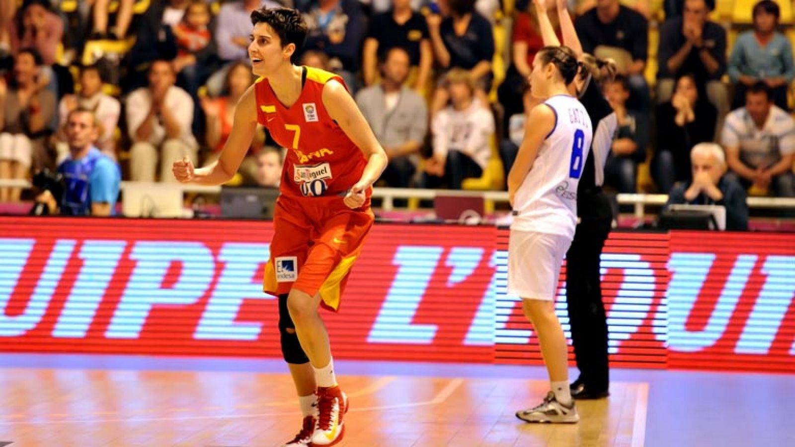 España apunta a ser primera del grupo B del Eurobasket femenino de Francia tras vencer a Italia en Vannes, con un extraordinario encuentro de Sancho Lyttle que sumó 19 puntos, 13 rebotes y 3 asistencias. Las jugadoras españolas fueron superiores a lo