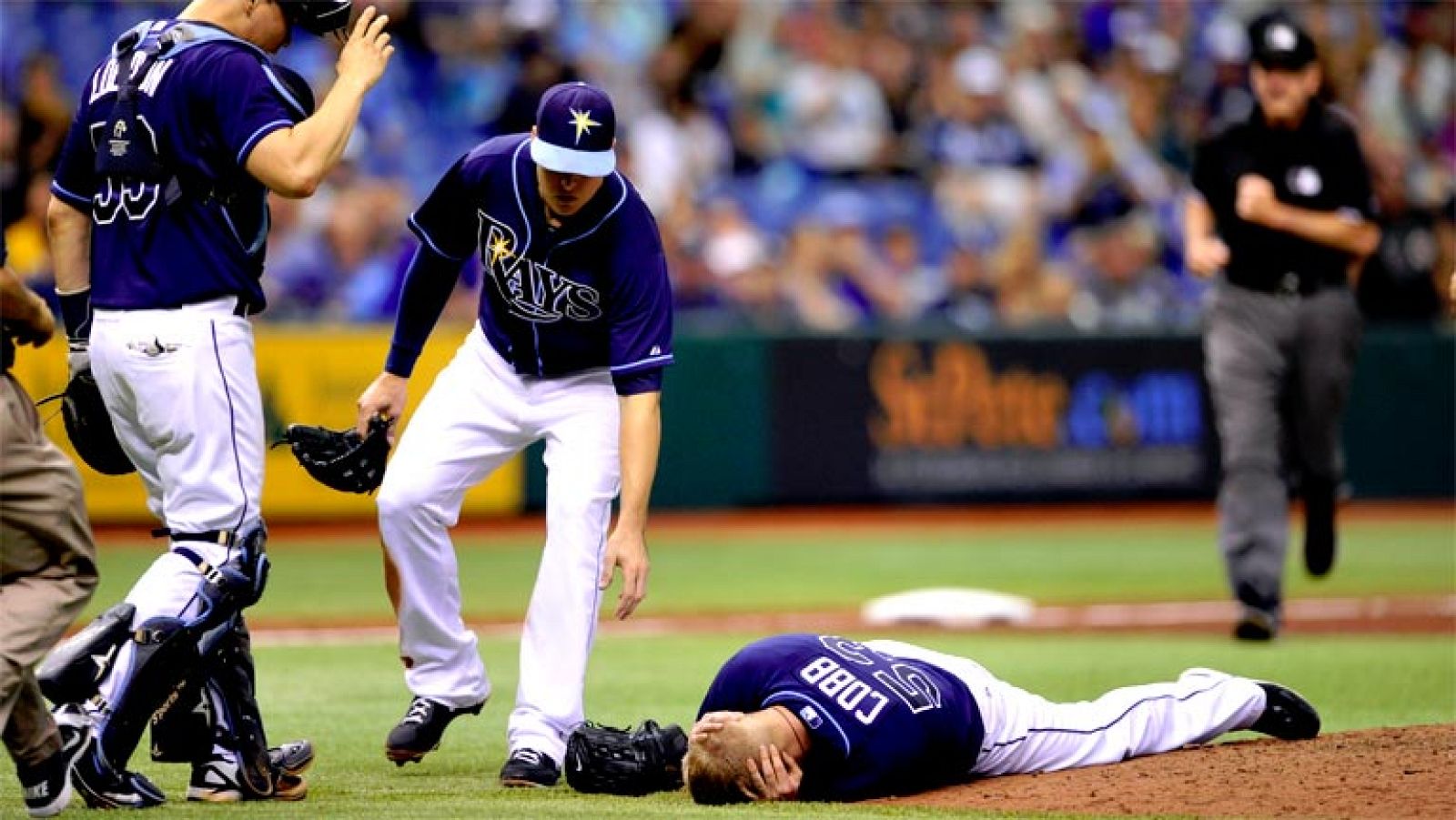 En un estadio de Florida casi se rozó la tragedia cuando la bola impactó de lleno en el oído derecho del lanzador Alex Cobb. El impacto fue tan fuerte que cayó fulminado. Todos se temieron lo peor. Fue inmovilizado y trasladado a un hospital donde af