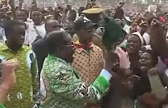 Zimbabue vota sin oposición y entre la violencia