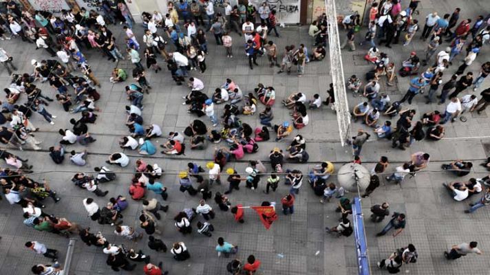 Telediario 1 - Amenaza en Turquía con el Ejército