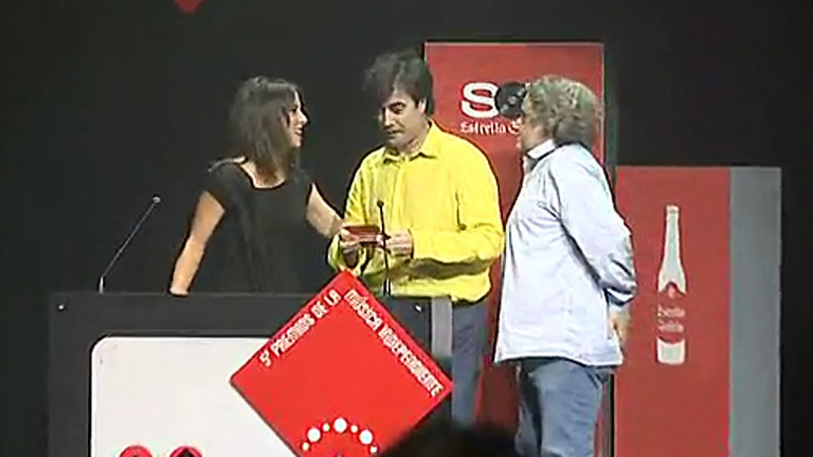 Mara Torres entrega a Radio 3 el premio a Mejor Medio de Comunicación de la Música Independiente - 17/06/13