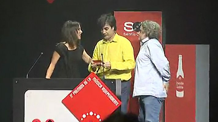 Mara Torres entrega a Radio 3 el premio a Mejor Medio de Comunicación de la Música Independiente