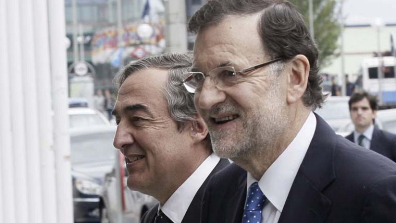 Rajoy dice a los empresarios que no va a cambiar su política económica porque está dando resultados 